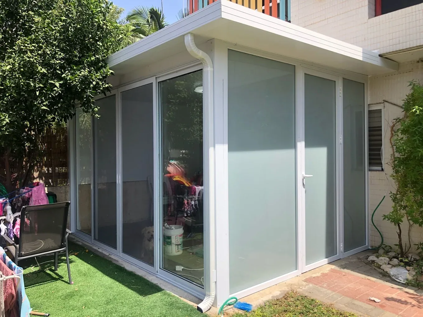 פרגולות תלויות סגורות - אלגנטיות מרחפת עם הגנה מלאה